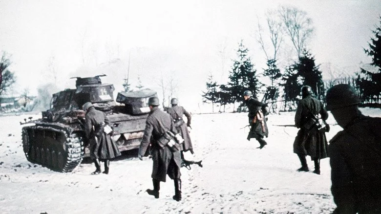 Un char Panzer et des soldats pendant une phase ultérieure de l'opération Barbarossa