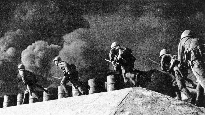 Soldats japonais courant durant la bataille de Hong Kong