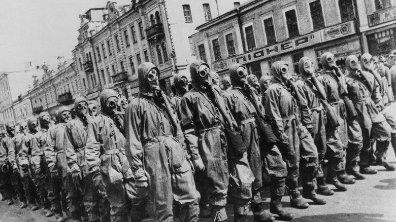 Civils en tenue de protection à Kiev