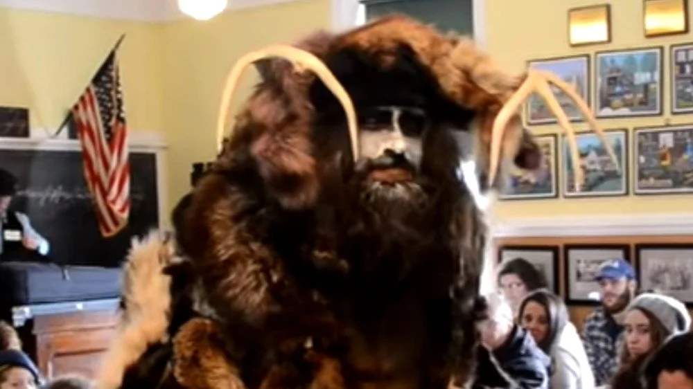 Acteur incarnant Belsnickel effrayant des enfants dans une école de Pennsylvanie