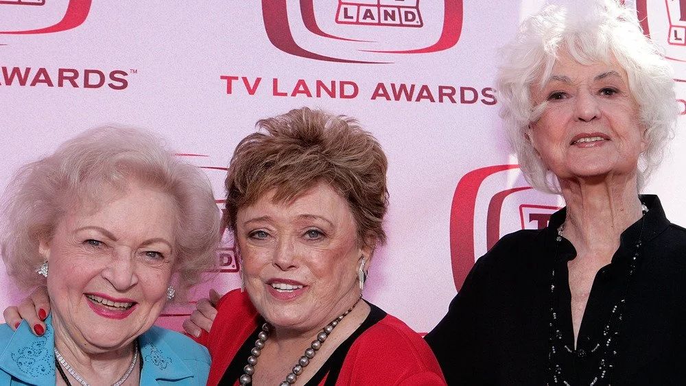 Betty White, Rue McClanahan, et Bea Arthur souriantes