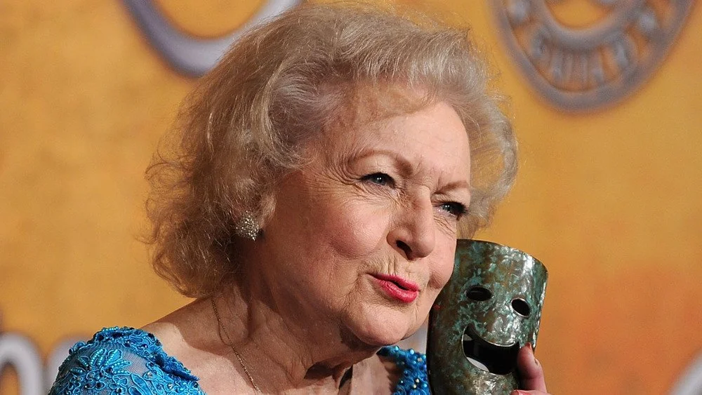 Betty White posant avec un Lifetime Achievement Award