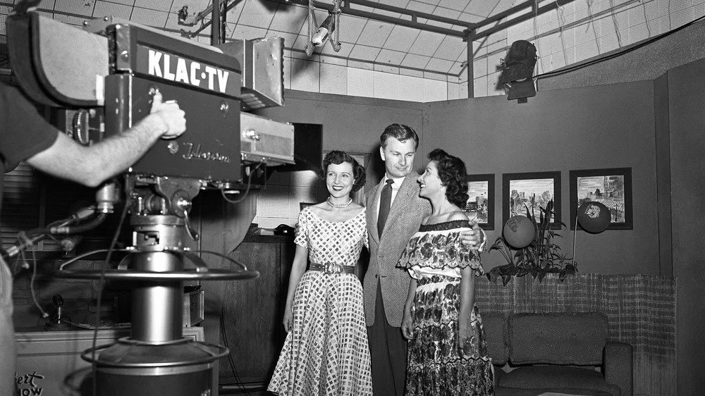 Betty White avec Eddie Albert derrière une caméra de télévision