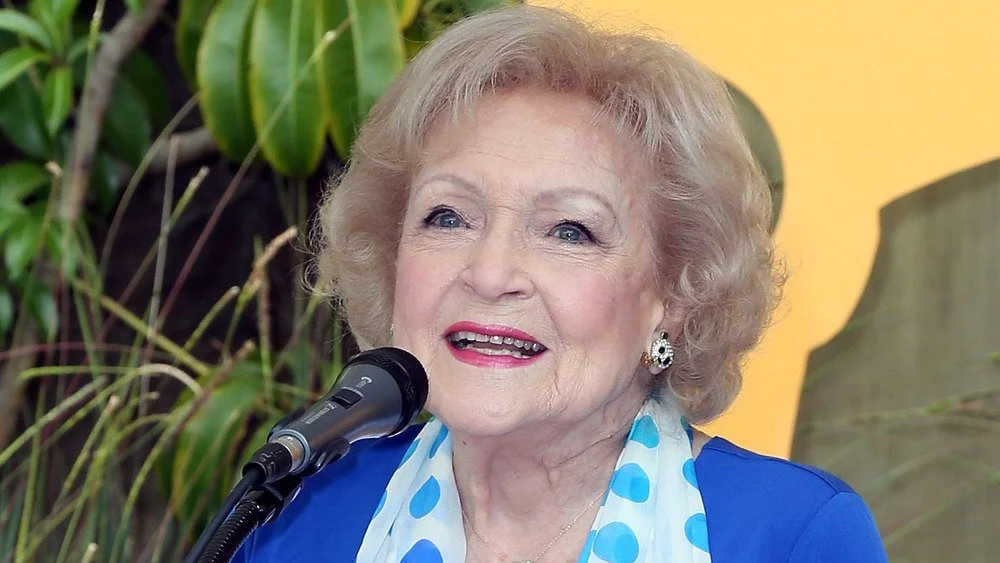 Betty White parlant au microphone