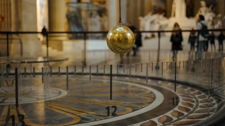 Pendule de Foucault démontrant le mouvement axial de la Terre