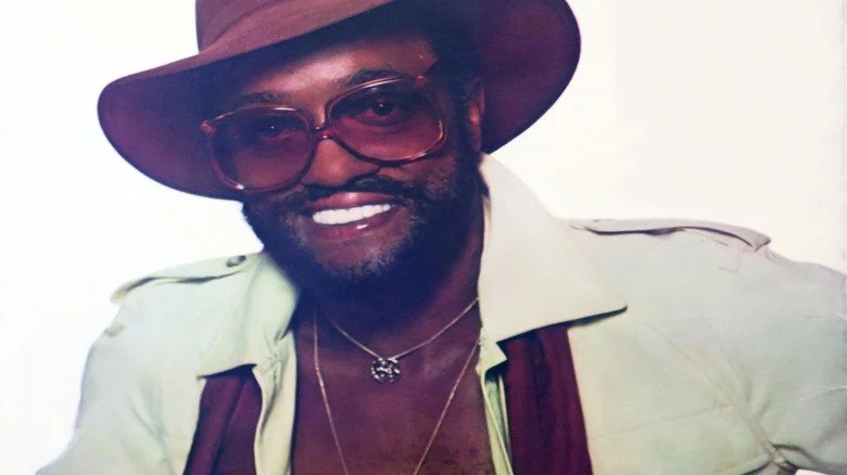 Billy Paul souriant avec un chapeau et des lunettes de soleil dans les années 1970