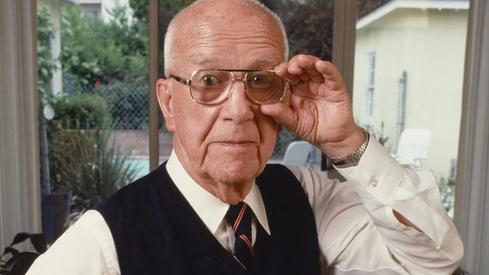 Buckminster Fuller ajustant ses lunettes
