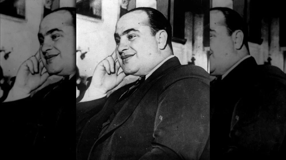 Al Capone main sur le visage