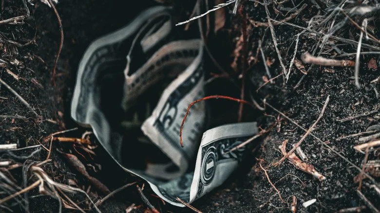 Argent éparpillé sur l'autoroute