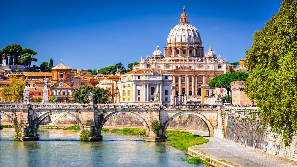 Le Vatican sous un ciel bleu