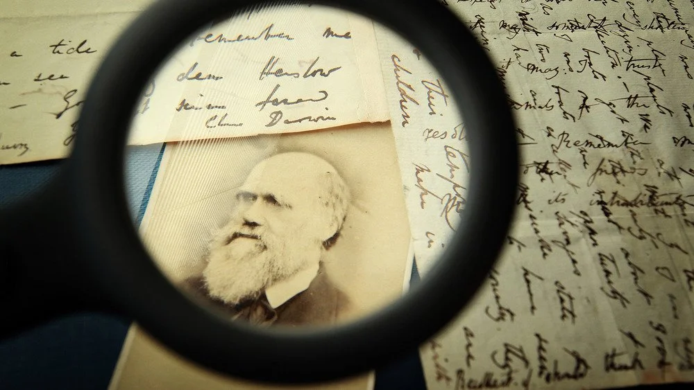 Charles Darwin avec des lettres