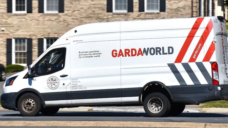 Camion blindé GardaWorld dans la rue