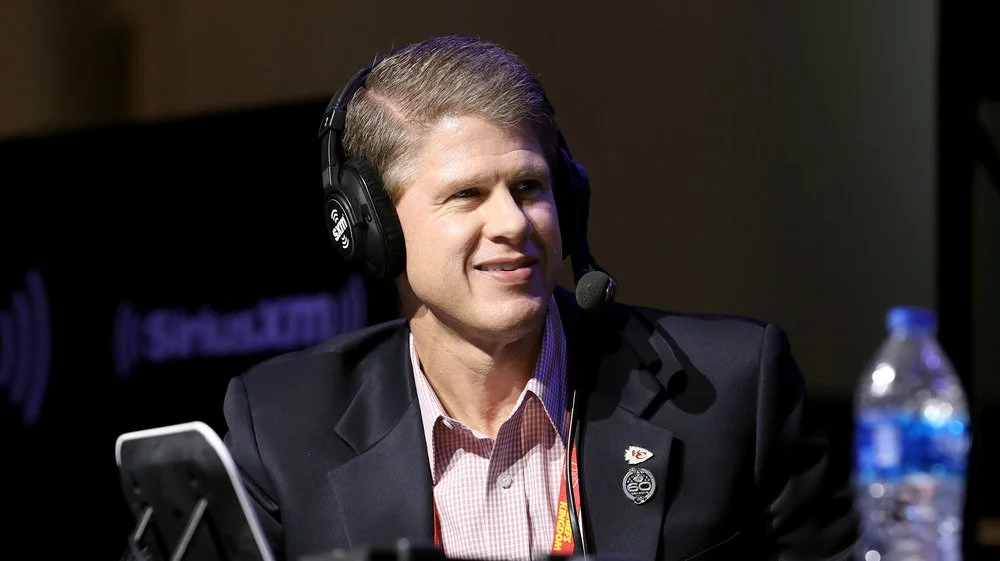 Clark Hunt donnant un commentaire