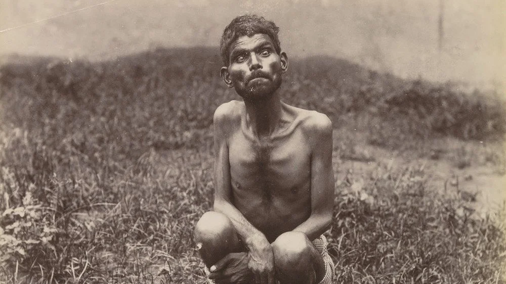 Dina Sanichar accroupi