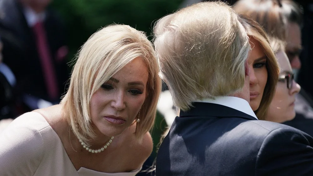 Paula White parlant avec Donald J. Trump
