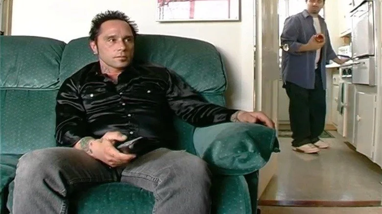 Joey Image assis sur une chaise