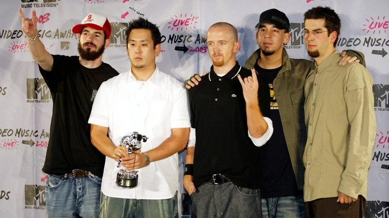 Linkin Park après avoir remporté un MTV Video Music Award pour « Somewhere I Belong »