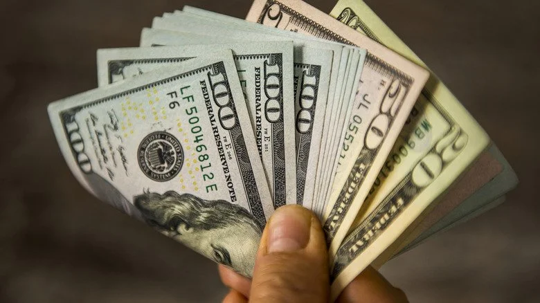 Main tenant plusieurs billets de différentes coupures