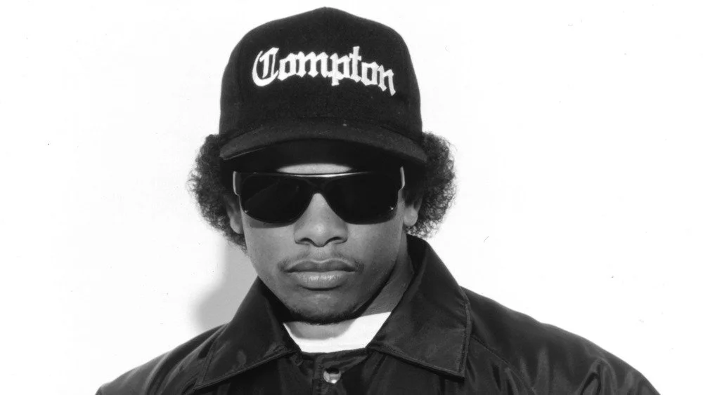 Eazy-E avec des lunettes de soleil