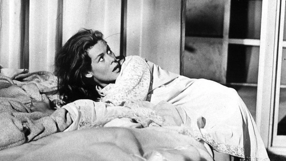 Elizabeth Montgomery allongée sur un lit