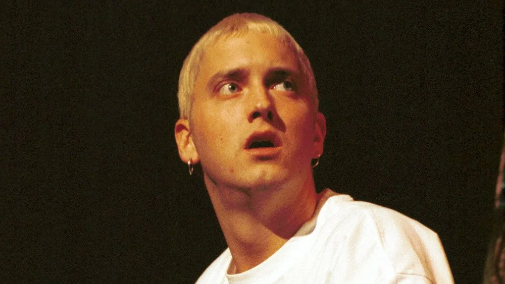 Eminem avec la bouche ouverte