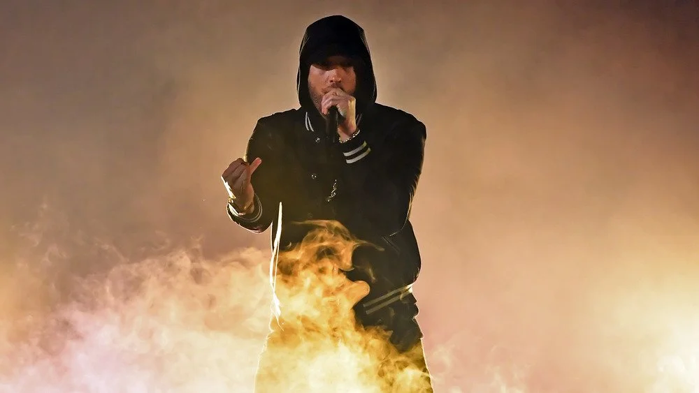 Eminem en sweat à capuche avec de la fumée