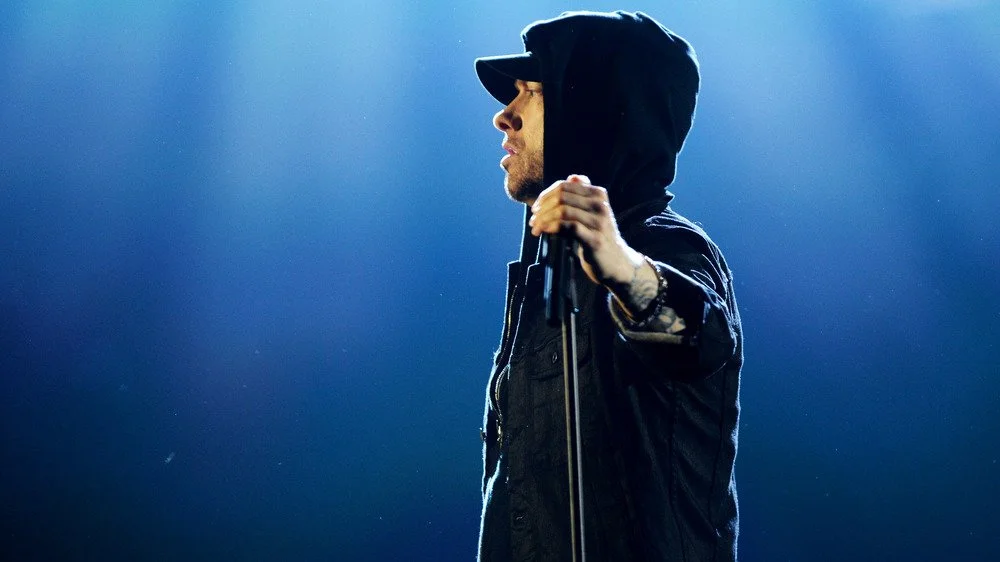 Eminem avec la main sur le microphone