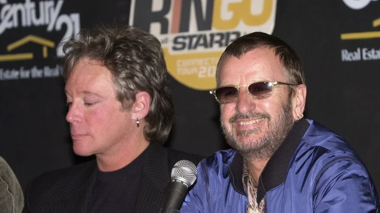 Eric Carmen assis à une conférence de presse à côté de Ringo Starr