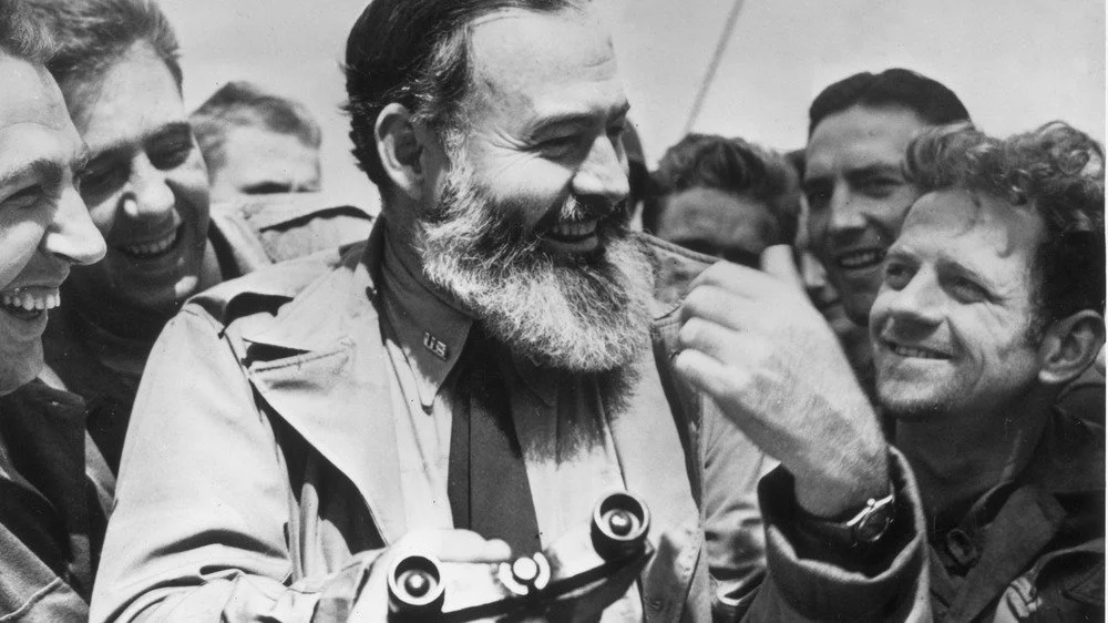 Ernest Hemingway avec des jumelles