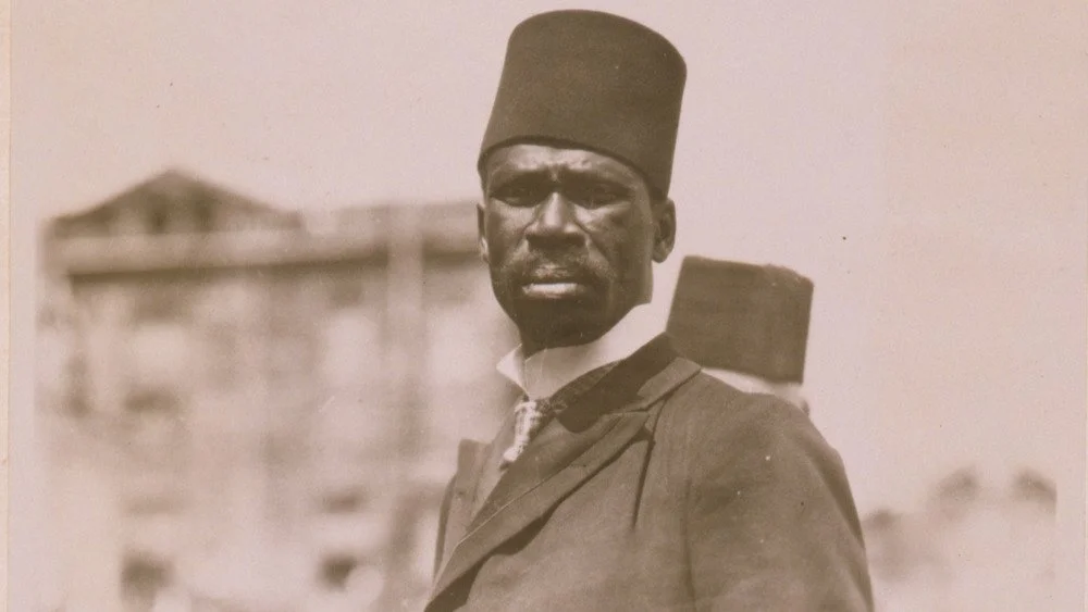 Portrait d’un eunuque portant un chapeau haut