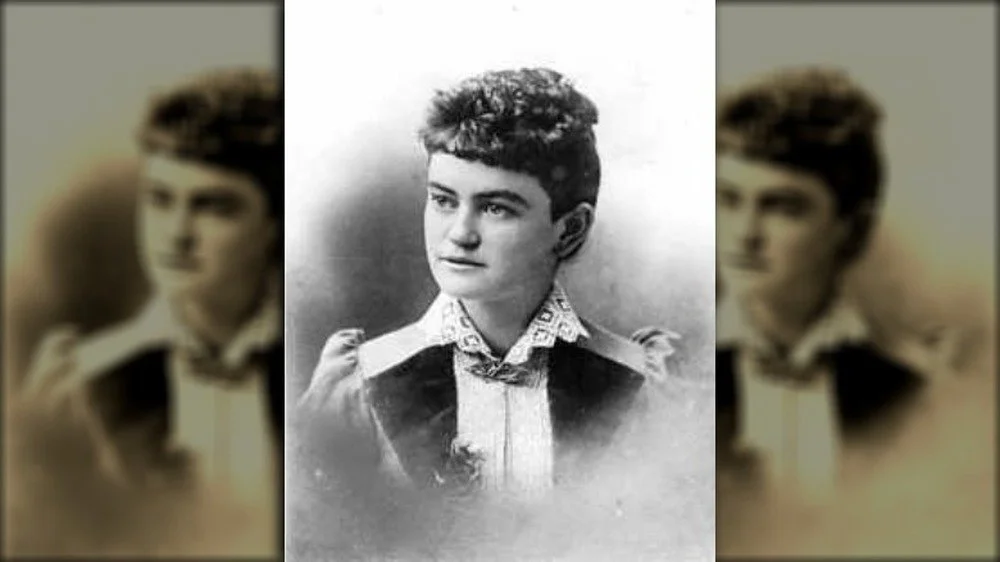 Portrait d'Eva Valesh regardant sur le côté