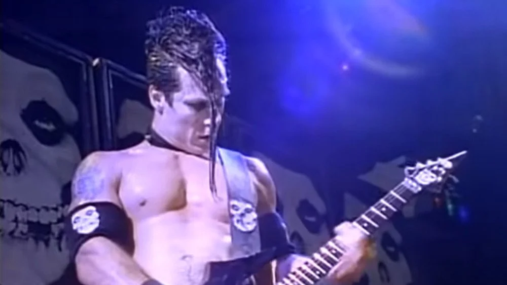 Doyle Wolfgang Von Frankenstein jouant de la guitare