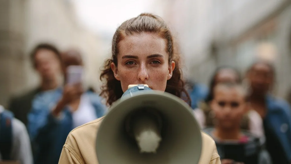 Femme avec un porte-voix