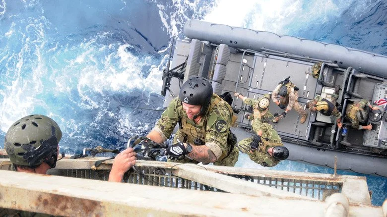 Soldats Navy SEALs en entraînement avec l'équipe de bateaux