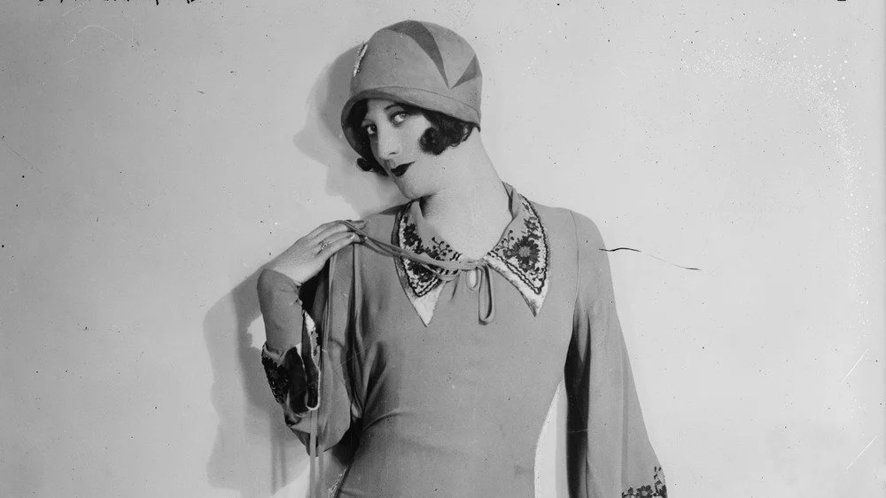 Joan Crawford avec la main sur l'épaule