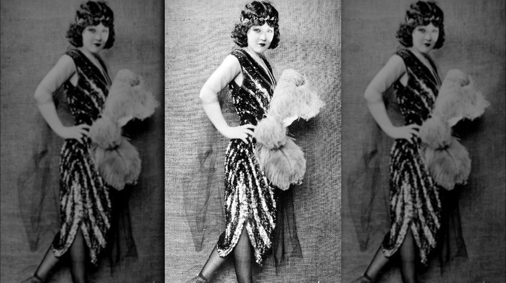 Actrice Marie Prevost avec la main sur la hanche