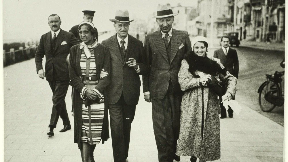 Josephine Baker marchant avec des gens