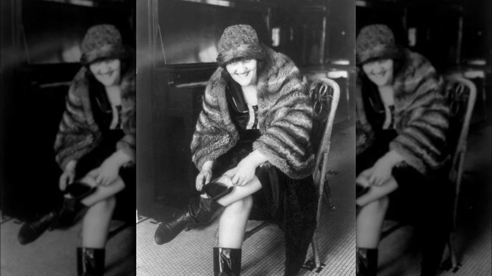 Femme cachant une flasque dans sa botte russe