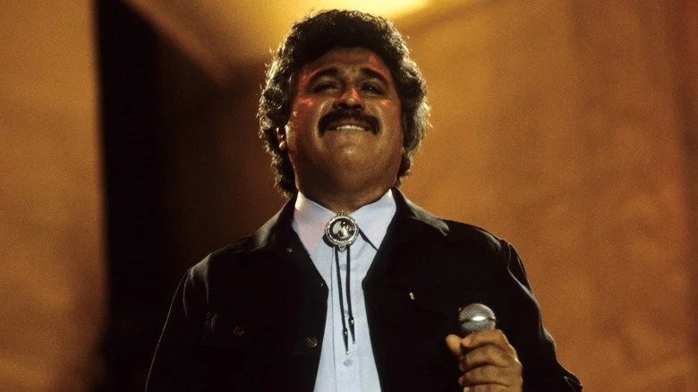 Freddy Fender en pleine performance, mordant sa lèvre