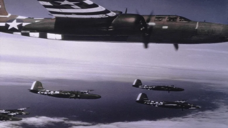 Bombardier allié le jour J peint avec des bandes pour éviter les tirs amis