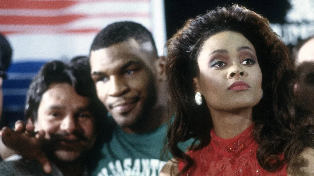Mike Tyson et Robin Givens assis ensemble