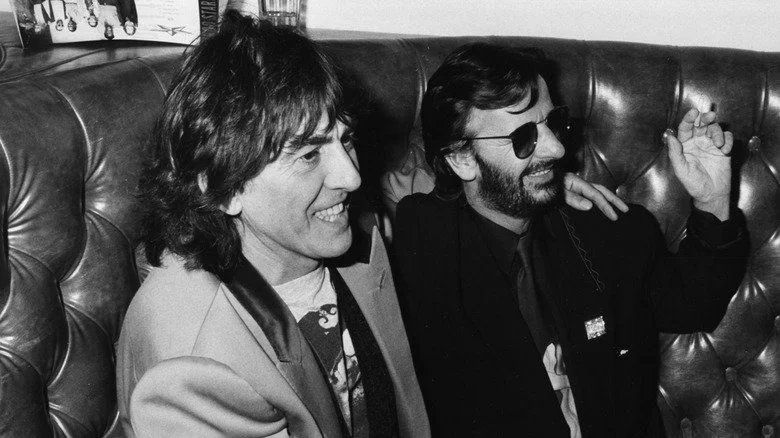 George Harrison en train de boire un verre avec Ringo Starr en 1985