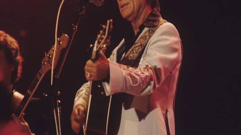 George Jones jouant de la guitare sur scène