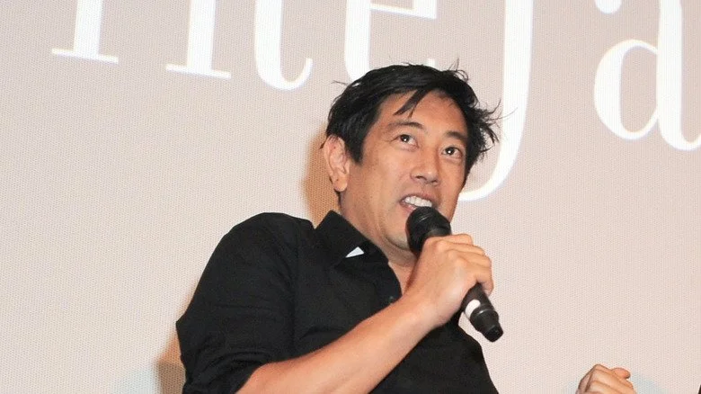 Grant Imahara parlant dans un micro