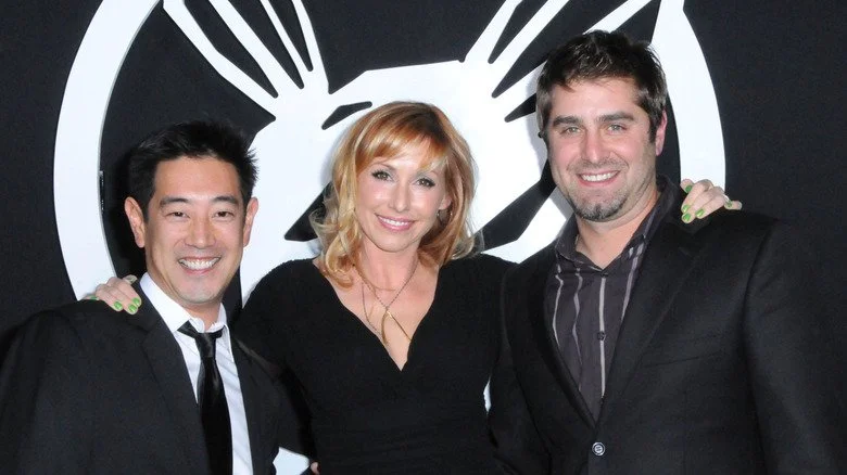 Grant Imahara souriant avec l'équipe de Mythbusters