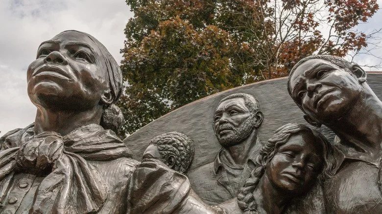 Sculpture d'Harriet Tubman conduisant des esclaves vers la liberté