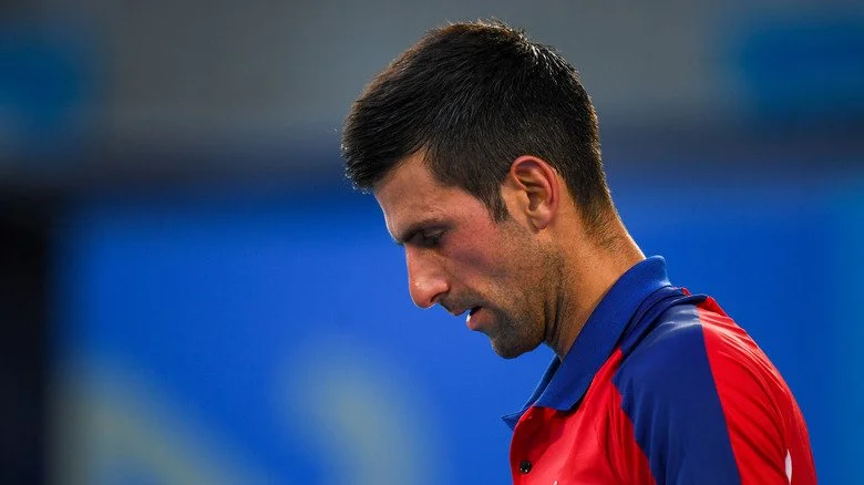 Djokovic regardant en bas