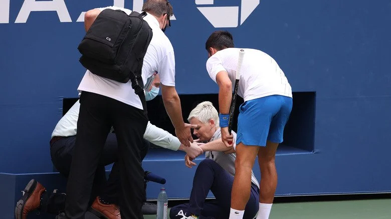 Djokovic auprès d'une juge
