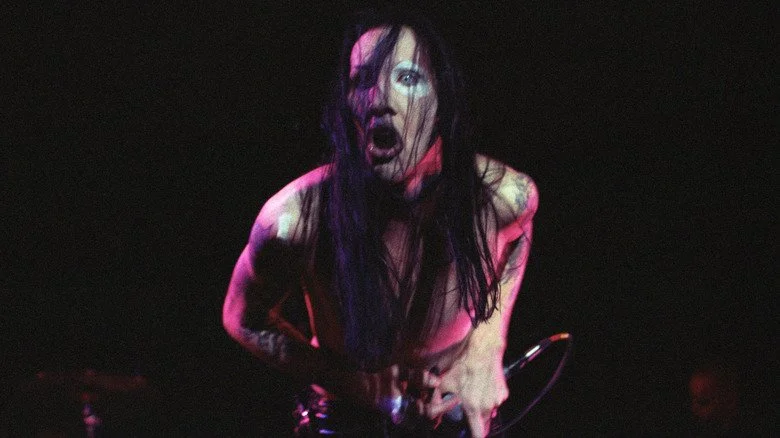 Marilyn Manson ouvrant la bouche