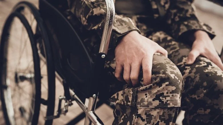 Soldat en fauteuil roulant